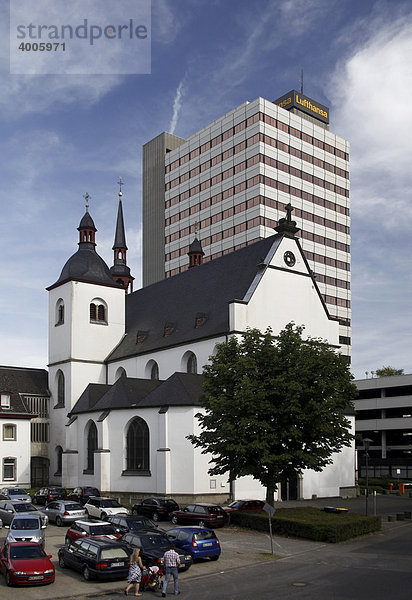 Kloster vor dem Lufthansa-Hochhaus  Deutz  Köln  Rheinland  Nordrhein-Westfalen  Deutschland  Europa