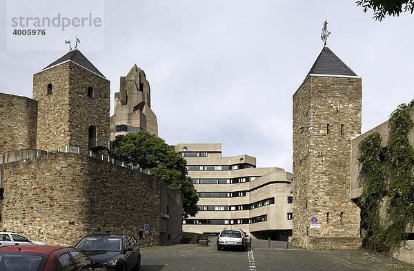 Rathaus Bensberg und Teile der alten Burg  Betonexpressionismus  Bergisch Gladbach  Rheinland  Nordrhein-Westfalen  Deutschland  Europa