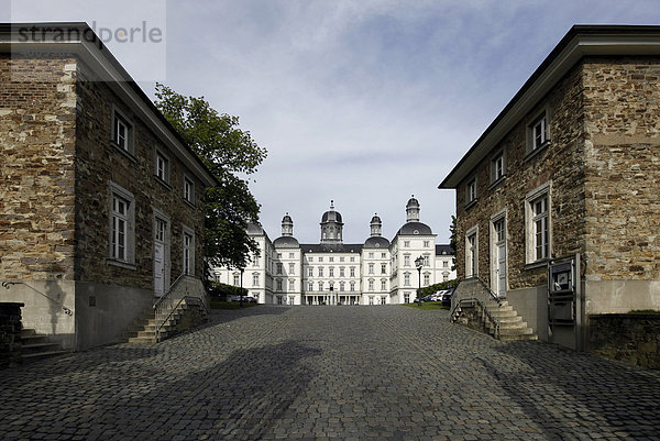 Schloss Bensberg mit Torhäuserm  Grandhotel  Bergisch Gladbach  Rheinland  Nordrhein-Westfalen  Deutschland  Europa