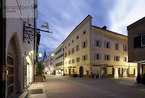 Stadtgasse mit Alter Apotheke  Bruneck  Brunico  Pustertal  Südtirol  Alto Adige  Italien  Europa