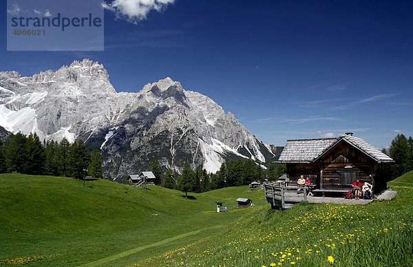 Rotwandwiese mit Almhütte  Sexten  Dolomiten  Südtirol  Alto Adige  Italien  Europa