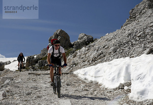 Mountainbiker auf dem Drei-Zinnen-Weg  Drei Zinnen  Tre Cimi di Lavaredo  Dolomiten  Südtirol  Alto Adige  Italien  Europa