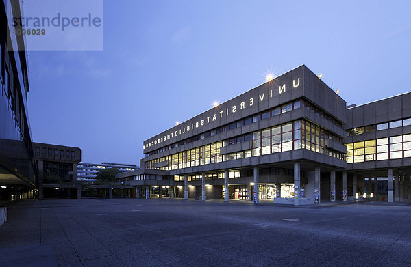 Universitätsbibliothek der Ruhruniversität Bochum mit spiegelverkehrtem Schriftzug  Bochum  Ruhrgebiet  Nordrhein-Westfalen  Deutschland  Europa