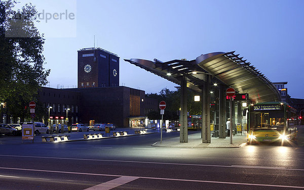 Busbahnhof vor dem Hauptbahnhof  Oberhausen  Ruhrgebiet  Nordrhein-Westfalen  Deutschland  Europa