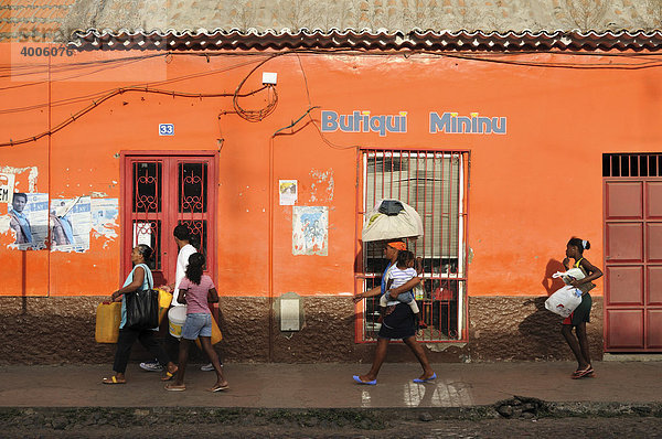 Menschen vor farbigem Haus  Stadtteil Plateau  Praia  Insel Santiago  Kapverdische Inseln  Kap Verde  Afrika