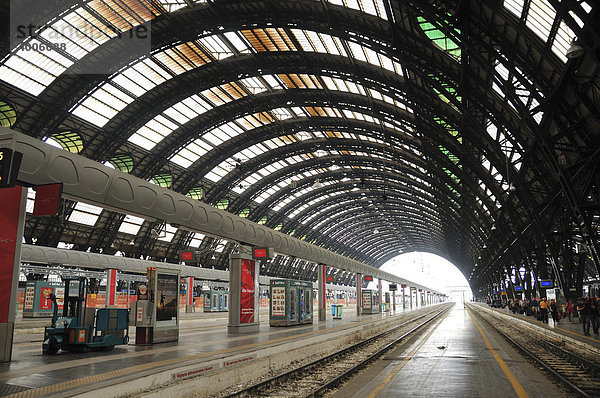 Bahnhofshalle  Bahnhof Mailand  Lombardei  Italien  Europa