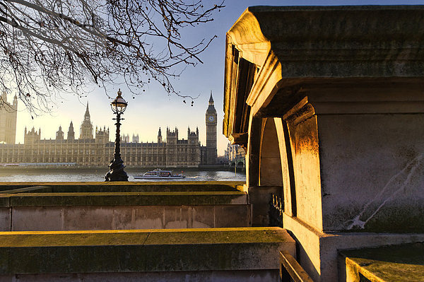 Blick über den Fluss Themse auf die Houses of Parliament Parlamentsgebäude  London  England  Großbritannien  Europa