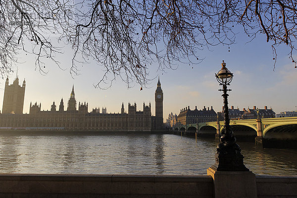 Blick über den Fluss Themse auf die Houses of Parliament Parlamentsgebäude  London  England  Großbritannien  Europa