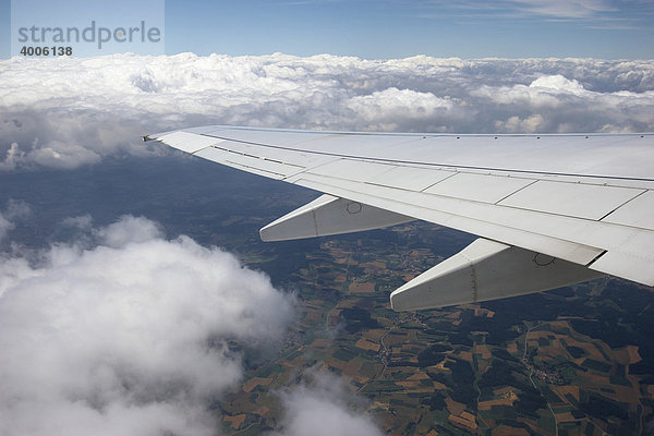 Agrarlandschaft und Wolken aus dem Flugzeug  Deutschland  Europa