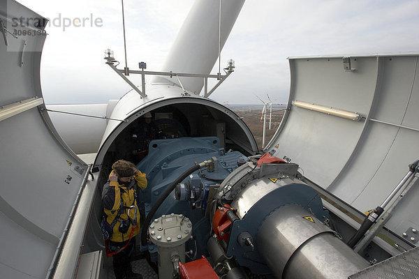 Oben auf einer Windkraftanlage im Motorraum  Bremen  Deutschland  Europa