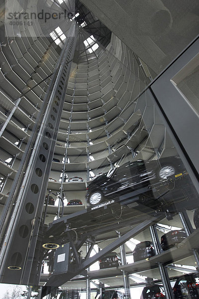 Fahrstuhl im Auto Turm der Autostadt Wolfsburg  Niedersachsen  Deutschland  Europa