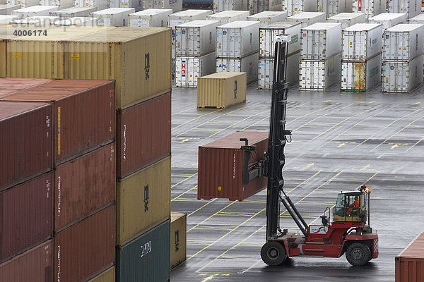 Gabelstapler mit Container  Containerverladung Eurogate  Bremerhaven  Bremen  Deutschland  Europa