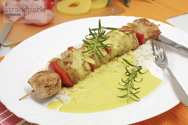 Putenbrust-Fleischspieß mit Paprika und Ananas mit Currysoße auf Reis und Zutaten - Rezeptdatei vorhanden