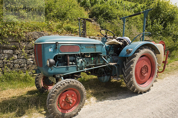Alter Hanomag-Traktor in den Weinbergen bei Ziegelanger  Unterfranken  Bayern  Deutschland  Europa