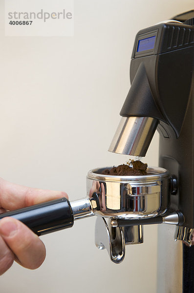 Professionelle Zubereitung von Espresso mit einer Siebträgermaschine: Schritt 1 ñ Espresso in den Siebträger mahlen