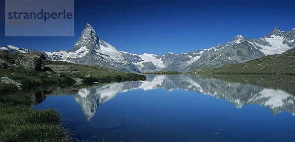 Matterhorn gespiegelt im sommerlichen Stellisee  Zermatt  Alpen  Schweiz  Europa