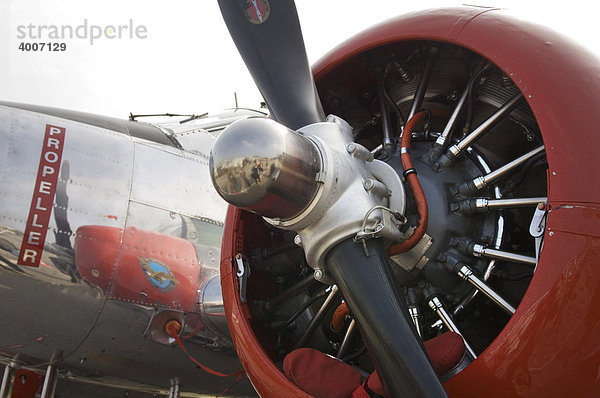 Zweimotoriges Oldtimer-Flugzeug  Detail  Blick in den Sternmotor mit Propellerwelle