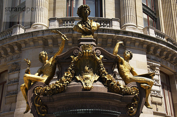 Büste Charles Garnier vor Oper von Paris  Frankreich  Europa