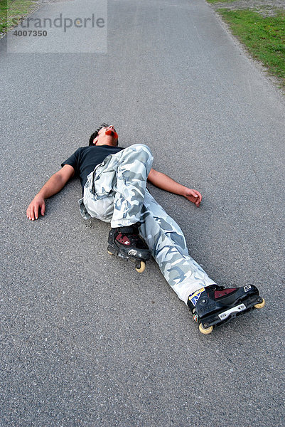 Gefährlicher Freizeitsport  Skater liegt nach Sturz bewegungslos auf der Straße
