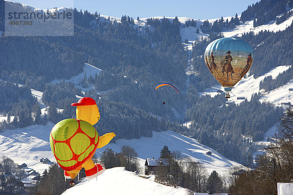 Heißluftballon in Sonderform  Montgolfiade 2009 in Ch‚teau d'Oex  Schweiz  Europa