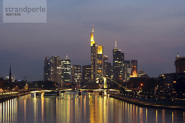 Skyline von Frankfurt bei Nacht  Hessen  Deutschland  Europa