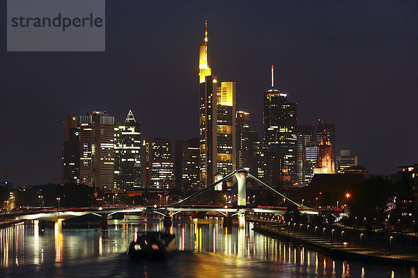 Skyline von Frankfurt bei Nacht  Hessen  Deutschland  Europa