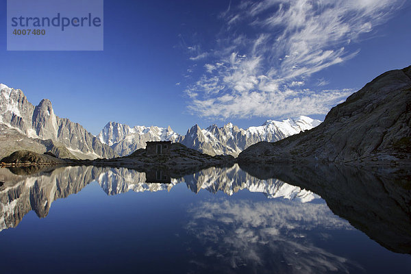 Die Aiguilles de Chamonix spiegeln sich im Lac Blanc  ganz rechts Mont Blanc  Haute-Savoie  Frankreich  Europa