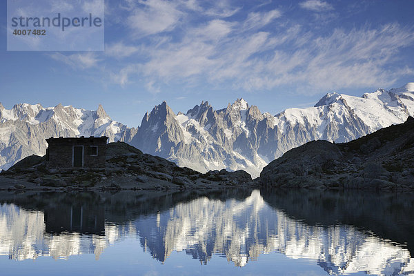 Die Aiguilles de Chamonix spiegeln sich im Lac Blanc  ganz rechts Mont Blanc  Haute-Savoie  Frankreich  Europa