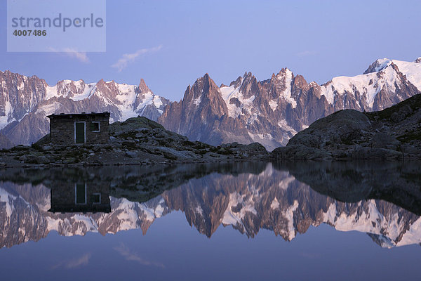 Die Aiguilles de Chamonix spiegeln sich im Lac Blanc    ganz rechts Mont Blanc  Haute-Savoie  Frankreich  Europa