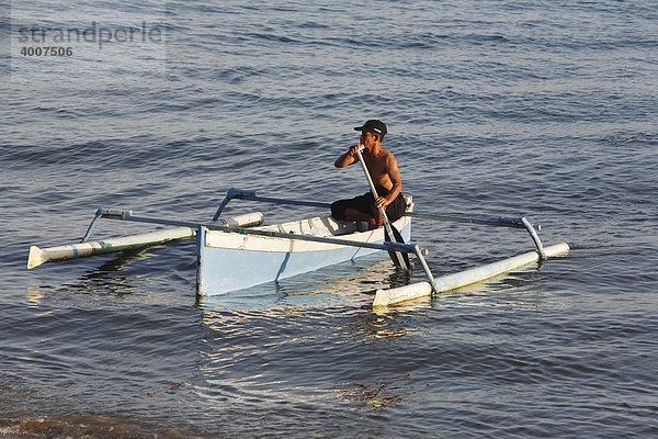 Fischer bei der Heimkehr  Kanu  Auslegerkanu  Balikpapan  Ost-Kalimantan  Borneo  Indonesien