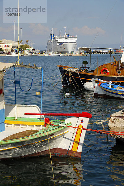 Bunte Fischerboote und Fähre im Hafen  Mytilini  Mitilini  Lesbos  Ägäis  Griechenland  Europa