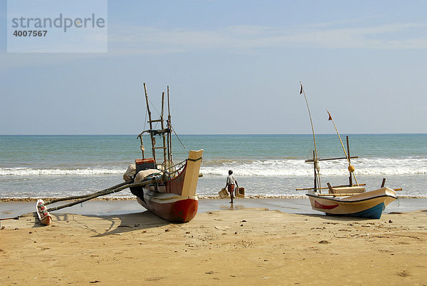 Fischerboote mit Ausleger am Sandstrand  bei Matara  Indischer Ozean  Ceylon  Sri Lanka  Südasien  Asien