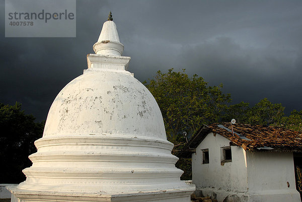 Buddhismus  weiße Stupa  Tempel Mulgirigala  Mulkirigala Vihara  Ceylon  Sri Lanka  Südasien  Asien