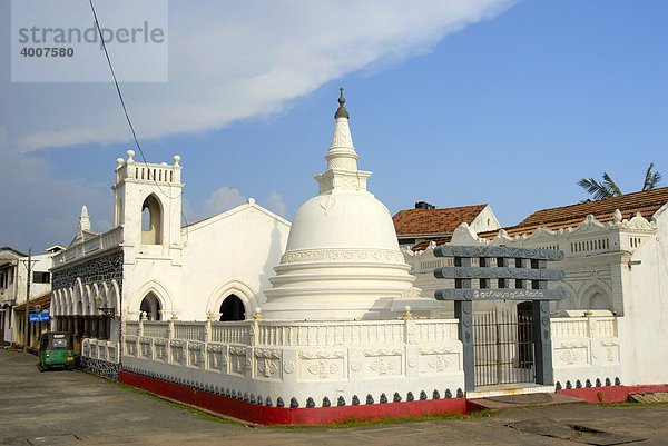 Buddhismus  weiße Stupa  Tempel Sudharmalaya  Galle Fort  Ceylon  Sri Lanka  Südasien  Asien