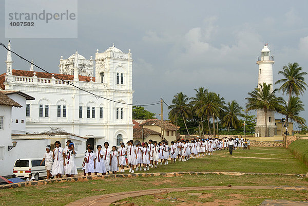 Schulklasse Mädchen in weißer Schuluniform  vor Moschee und Leuchtturm  Galle Fort  Ceylon  Sri Lanka  Südasien  Asien