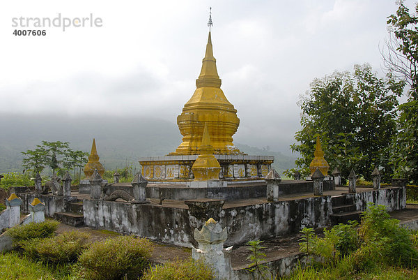 Buddhismus  gelber Stupa  That Hu Muang  Ou Tai  Gnot Ou  Phongsali Provinz  Laos  Südostasien  Asien