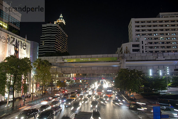 Großstadt  nachts starker Verkehr auf der Hauptstraße Ratchadamri Road  Chit Lom  Bangkok  Thailand  Südostasien  Asien