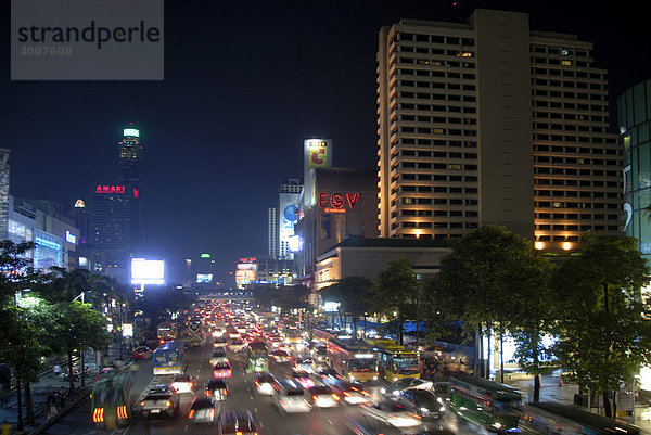 Großstadt  nachts starker Verkehr auf der Hauptstraße Ratchadamri Road  Chit Lom  Bangkok  Thailand  Südostasien  Asien
