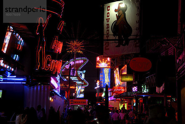 Nachtleben  bunte Leuchtreklame  Rotlichtviertel Soi Cowboy  Bangkok  Thailand  Südostasien  Asien