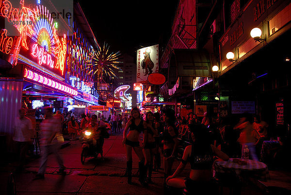 Nachtleben  bunte Leuchtreklame  Prostituierte locken vor Bars  Rotlichtviertel Soi Cowboy  Bangkok  Thailand  Südostasien  Asien