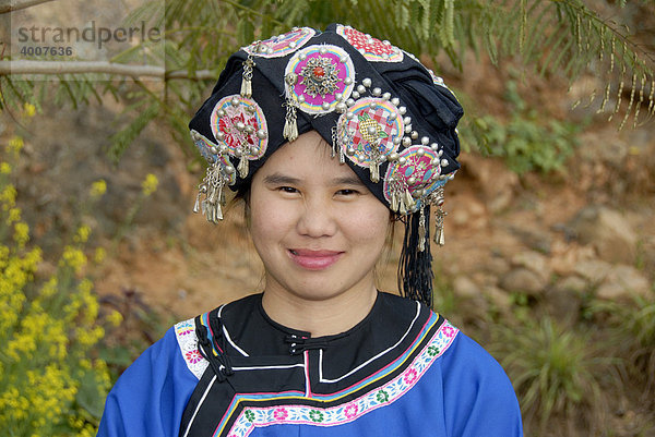 Portrait  junge Frau der Hor-Lolo Ethnie in ihrer Tracht mit prächtigem Kopfschmuck  Phongsali  Laos  Südostasien  Asien