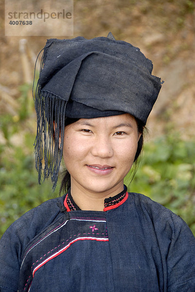Portrait  junge Frau der Lolo-Hor Ethnie lächelt in ihrer Tracht  Phongsali  Laos  Südostasien  Asien