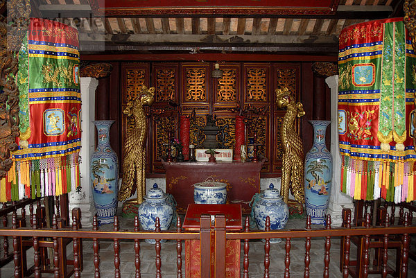 Buddhismus  Phönix  Vasen  Altar im Ngoc Son Tempel  Hanoi  Vietnam  Südostasien  Asien