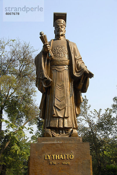 Statue aus Bronze  Kaiser Ly Thai To  Hanoi  Vietnam  Südostasien  Asien