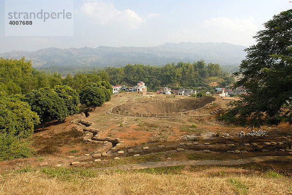 Erster Indochinakrieg 1954  Schlachtfeld mit Schützengräben und großem Bombenkrater auf dem A1 Berg  A1 Hill  Dien Bien Phu  Vietnam  Südostasien  Asien