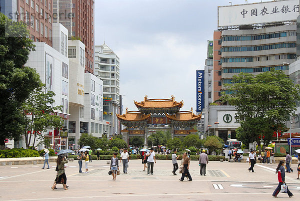 Belebte Fußgängerzone im modernen Stadtzentrum  Kunming  Provinz Yunnan  Volksrepublik China  Asien