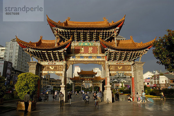Zwei chinesische Tore  Fußgängerzone im Stadtzentrum  Jinmabiji Platz  Kunming  Provinz Yunnan  Volksrepublik China  Asien