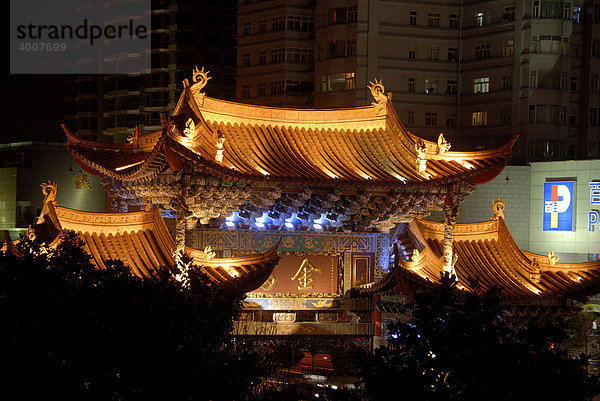 Chinesisches Tor bei Nacht im Stadtzentrum  Jinmabiji Platz  Kunming  Provinz Yunnan  Volksrepublik China  Asien