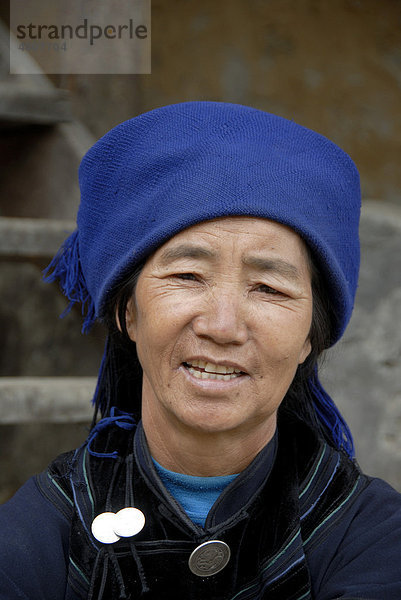 Portrait  Ethnologie  Frau der Hani Ethnie  dunkelblaue Kleidung  bei Xinjie  Yuanyang  Provinz Yunnan  Volksrepublik China  Asien