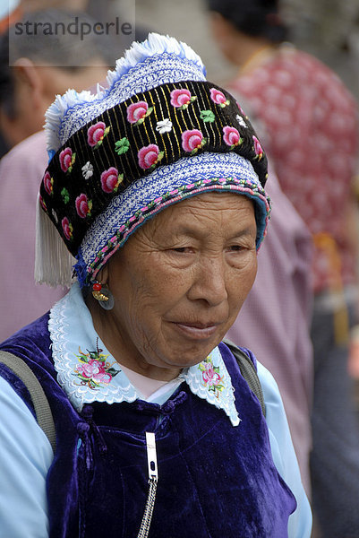 Portrait  Ethnologie  Frau der Bai Ethnie  bunte Kopfbedeckung  Dali  Provinz Yunnan  Volksrepublik China  Asien